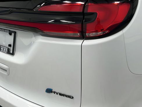 Used 2024 Chrysler Pacifica Limited FWD image 39