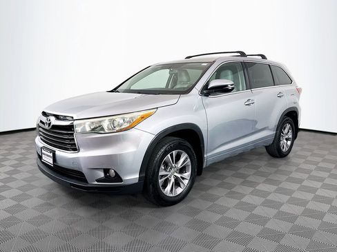 Used 2015 Toyota Highlander Plus AWD/4WD image 3