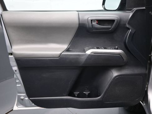 Used 2019 Toyota Tacoma SR5 AWD/4WD image 10