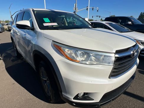 Used 2014 Toyota Highlander Plus FWD image 3