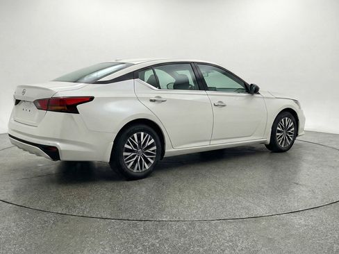 Used 2025 Nissan Altima 2.5 SV FWD image 9