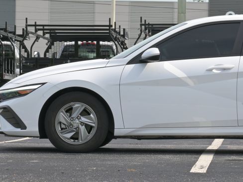 Used 2024 Hyundai Elantra SE FWD image 5