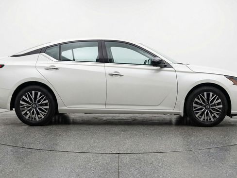 Used 2025 Nissan Altima 2.5 SV image 11