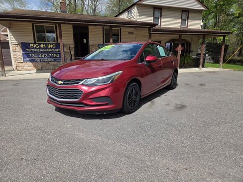 Used 2018 Chevrolet Cruze LT w/ Convenience Package FWD image 1