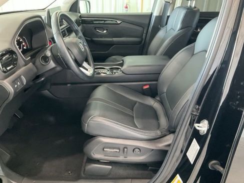 Used 2025 Honda Pilot Touring image 4