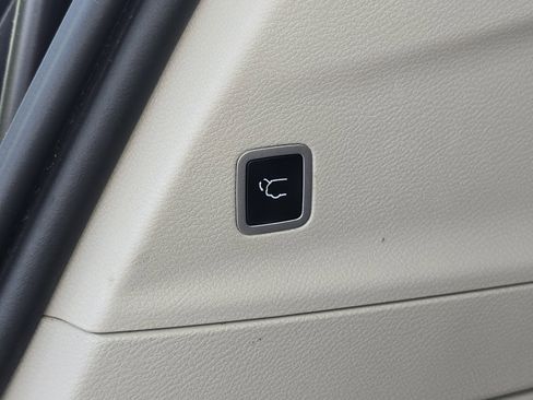 Used 2024 Chrysler Pacifica Touring-L FWD image 19