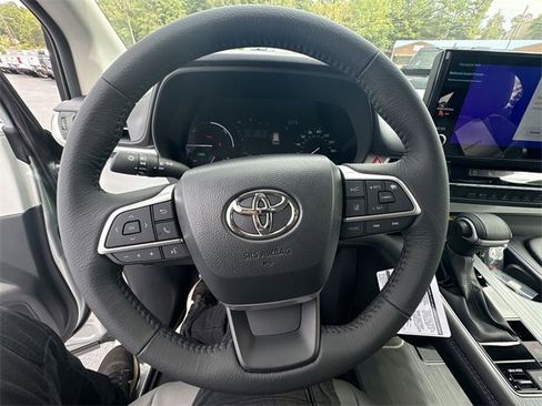 Used 2025 Toyota Sienna XLE image 15