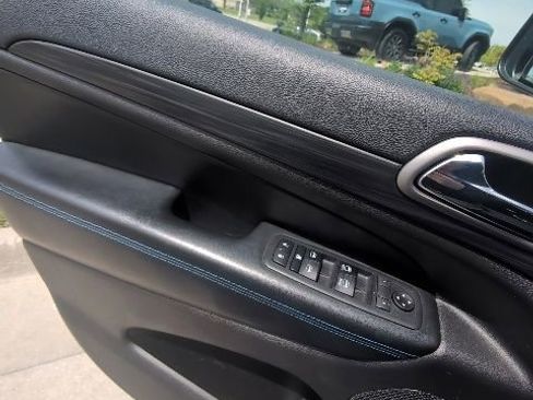 Used 2019 Jeep Grand Cherokee Laredo AWD/4WD image 41