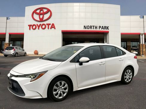 Used 2020 Toyota Corolla LE FWD image 1