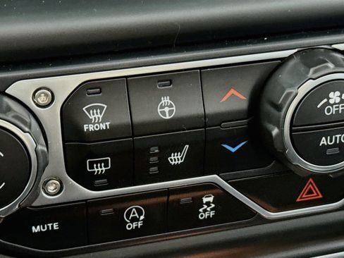 Used 2019 Jeep Wrangler Unlimited Sahara w/ Cold Weather Group AWD/4WD image 3