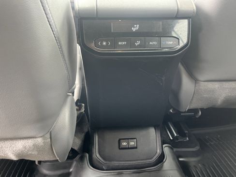 Used 2022 Toyota Highlander XLE image 32