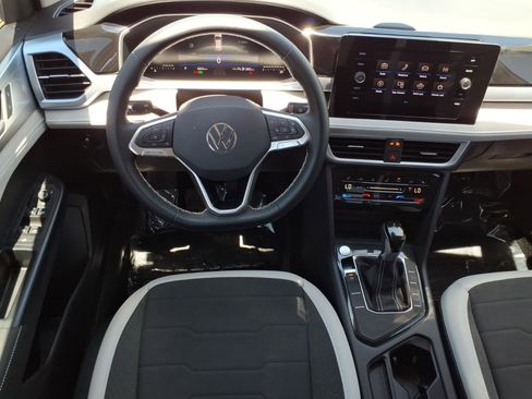 Certified 2025 Volkswagen Taos SE FWD image 24