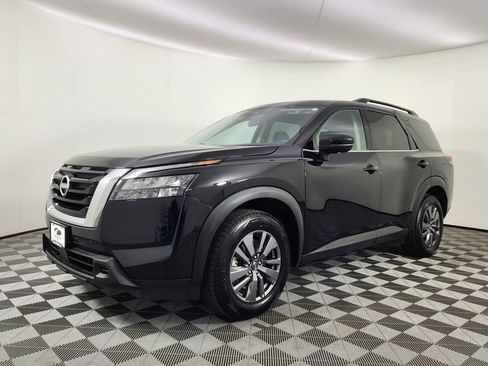 Used 2024 Nissan Pathfinder SV image 1