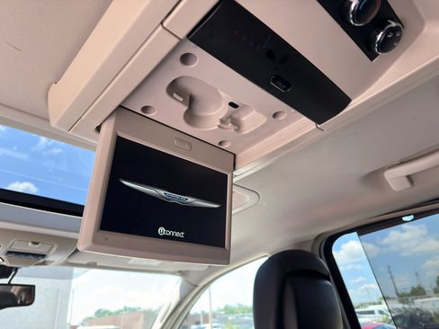 Used 2016 Chrysler Town & Country Touring-L FWD image 28