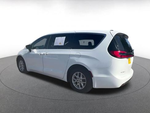 Used 2025 Chrysler Pacifica Select FWD image 10