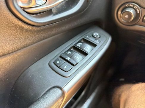 Used 2019 Jeep Cherokee Limited AWD/4WD image 12