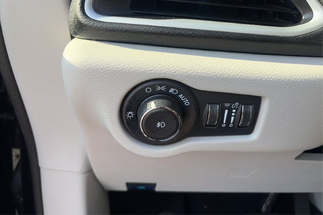 Used 2024 Chrysler Pacifica Touring-L FWD image 17