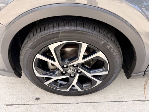 Used 2018 Toyota C-HR XLE FWD image 10