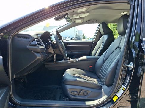 Used 2023 Toyota Camry SE FWD image 14