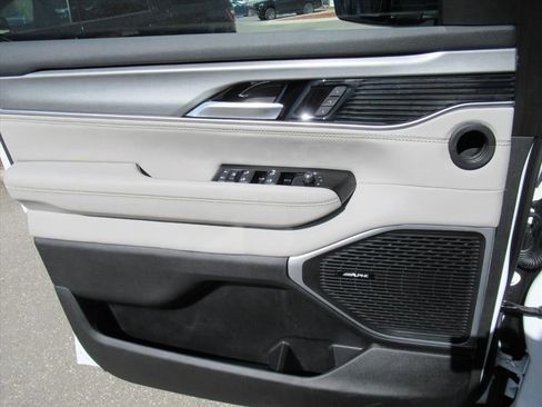 Used 2025 Jeep Wagoneer 4WD image 19