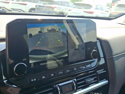 Used 2025 Nissan Pathfinder SL AWD/4WD image 19