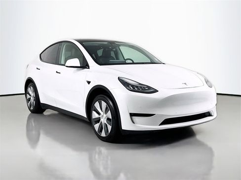 Used 2021 Tesla Model Y Standard Range image 3