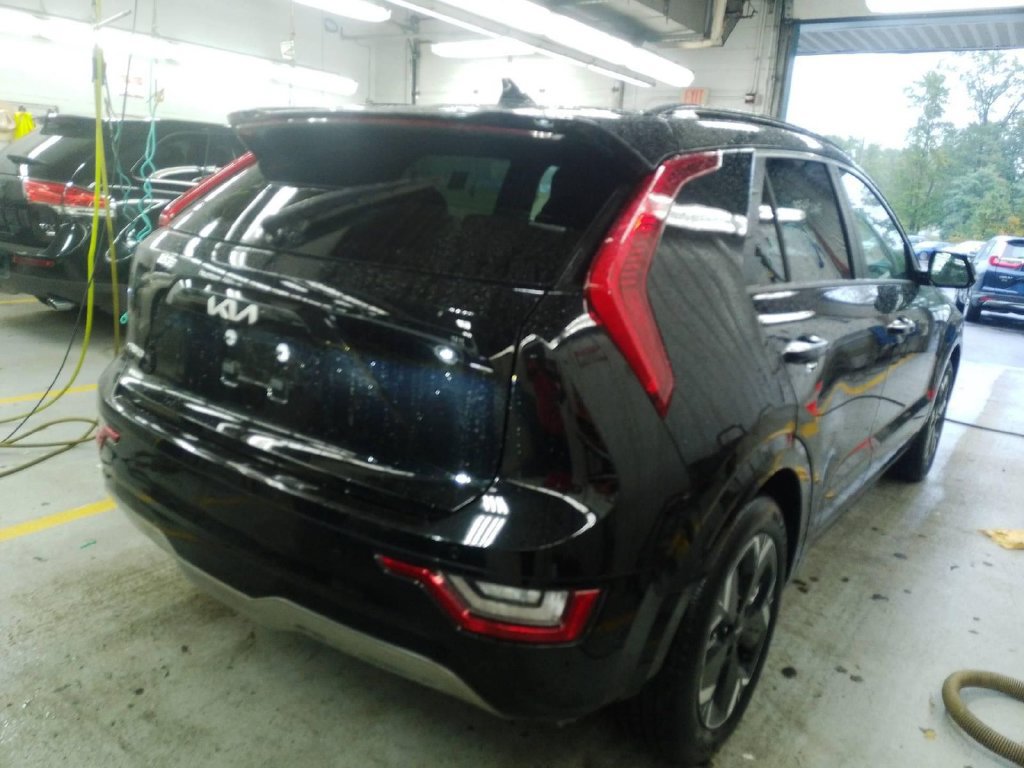 Used 2023 Kia Niro Wave w/ Wave Preserve Package FWD image 3