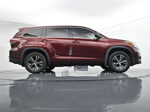 Used 2016 Toyota Highlander XLE AWD/4WD image 39