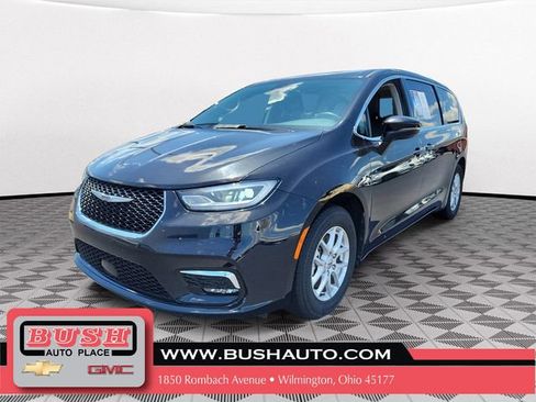 Used 2023 Chrysler Pacifica Touring-L FWD image 2