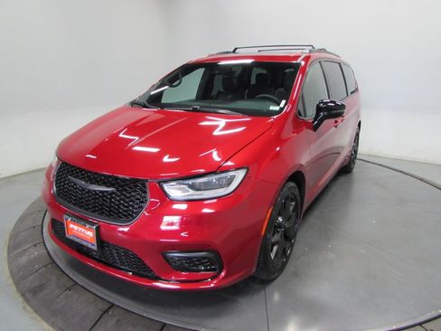 Used 2025 Chrysler Pacifica Limited FWD image 3