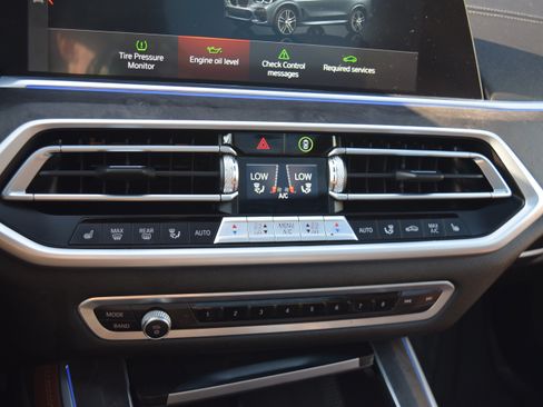 Used 2021 BMW X5 xDrive40i w/ M Sport Package AWD/4WD image 17