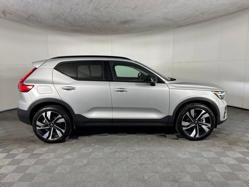 Used 2025 Volvo XC40 B5 Plus AWD/4WD image 4