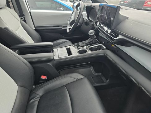 Used 2025 Toyota Sienna XSE AWD/4WD image 14
