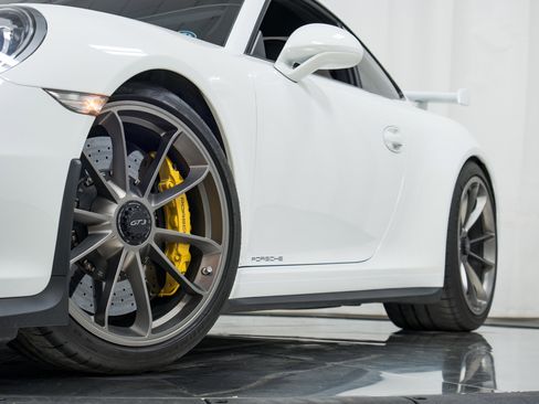 Certified 2014 Porsche 911 GT3 image 33