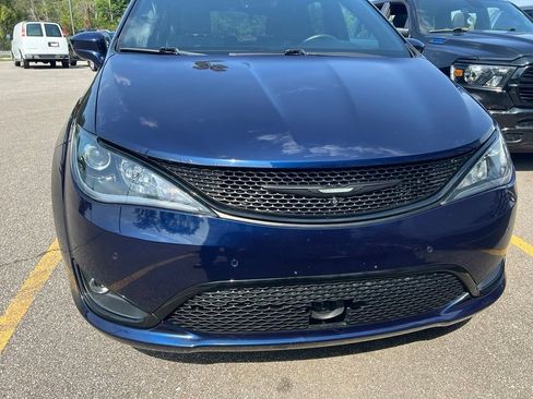 Used 2019 Chrysler Pacifica Touring Plus w/ Advanced Safetytec Group FWD image 3