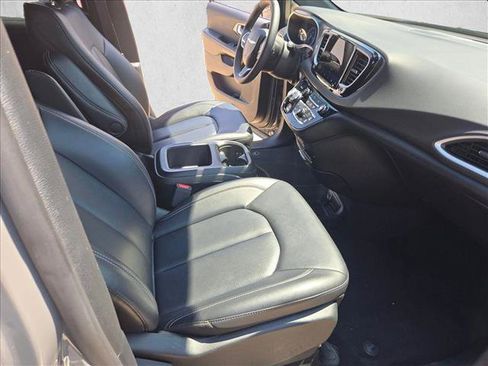Used 2025 Chrysler Pacifica Select FWD image 20