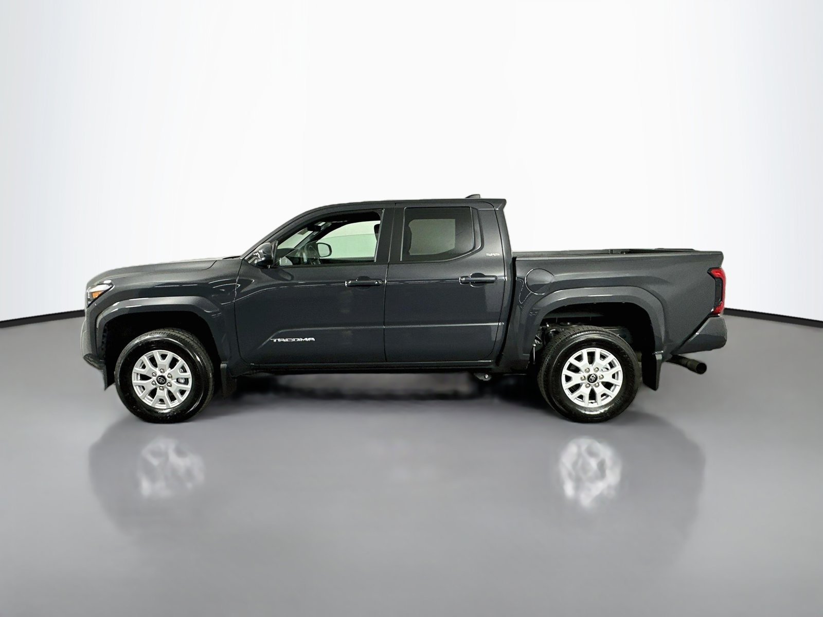 Certified 2025 Toyota Tacoma SR5 AWD/4WD image 4