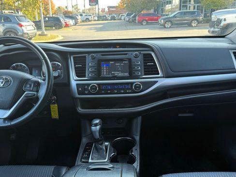 Used 2015 Toyota Highlander LE image 8