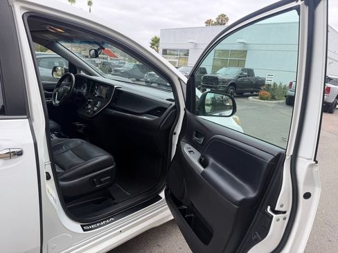 Used 2017 Toyota Sienna SE FWD image 16