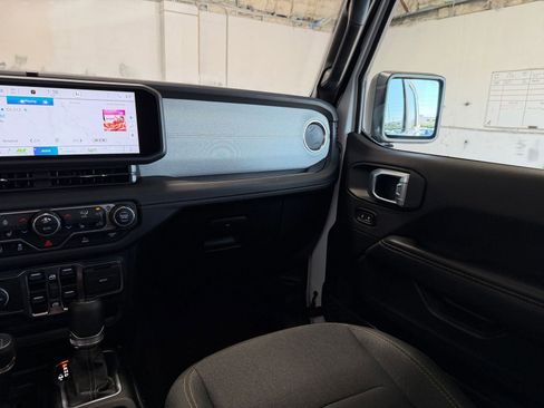 Used 2025 Jeep Wrangler Sahara image 34