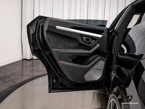Used 2019 Lamborghini Urus AWD/4WD image 46