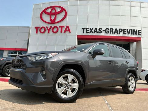 Used 2019 Toyota RAV4 XLE w/ Carpet Mat Package FWD image 2