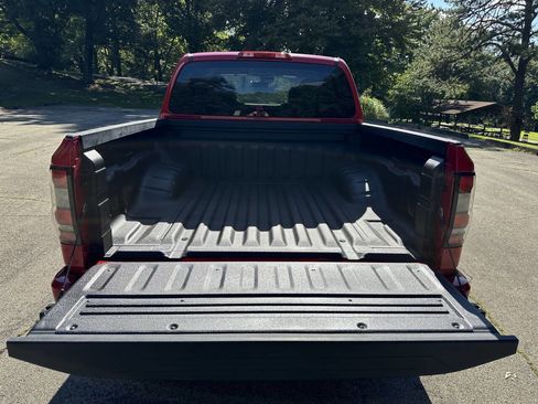 Used 2025 Nissan Frontier SV image 17