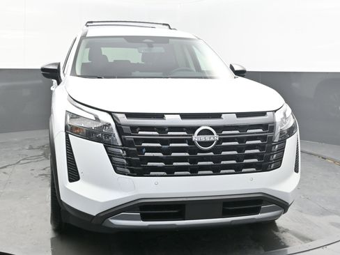 New 2026 Nissan Pathfinder SL image 2