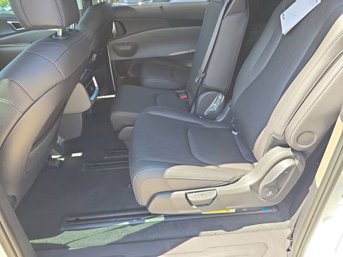 New 2026 Kia Carnival EX FWD image 17