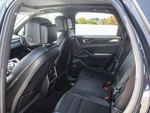 Used 2019 Porsche Cayenne S w/ Premium Package AWD/4WD image 19
