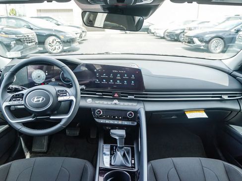 Certified 2025 Hyundai Elantra SEL FWD image 18