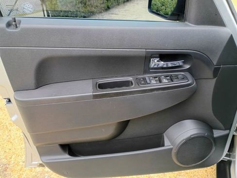 Used 2012 Jeep Liberty Sport image 30