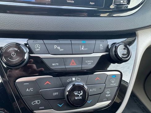 Used 2024 Chrysler Pacifica Touring-L image 19