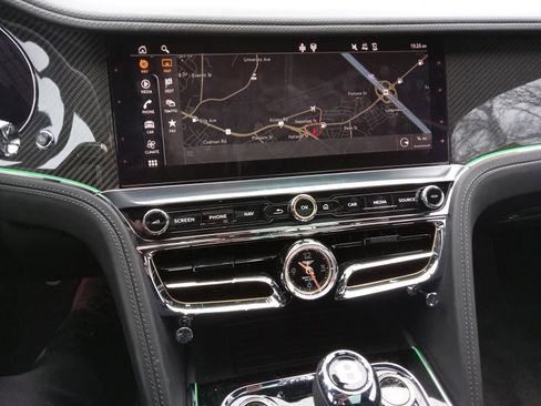 Used 2023 Bentley Flying Spur Plug-In Hybrid image 16